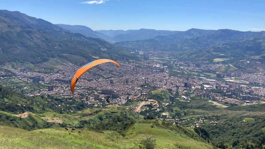 Medellín Paragliding - Go Pro Included - Registration and getting ready to fly