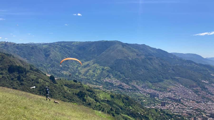 Medellín Paragliding - Go Pro Included - A half-hour pause with drinks and city views