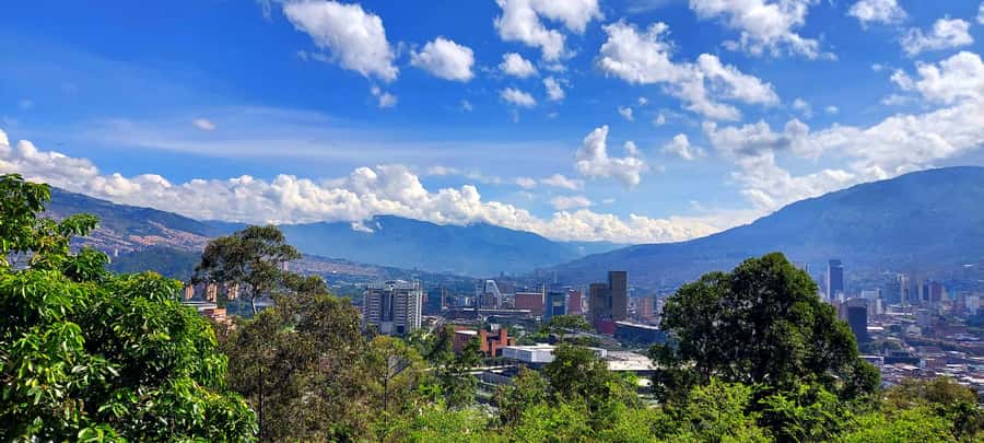 Medellín: Private City Tour with Metrocable and Comuna 13 - Botero Plaza and the oversized figures
