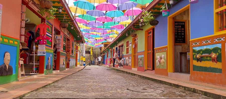 Medellín: Private Guatapé Tour w/ Breakfast, Lunch & Cruise - Climbing the 740 steps of El Peñol