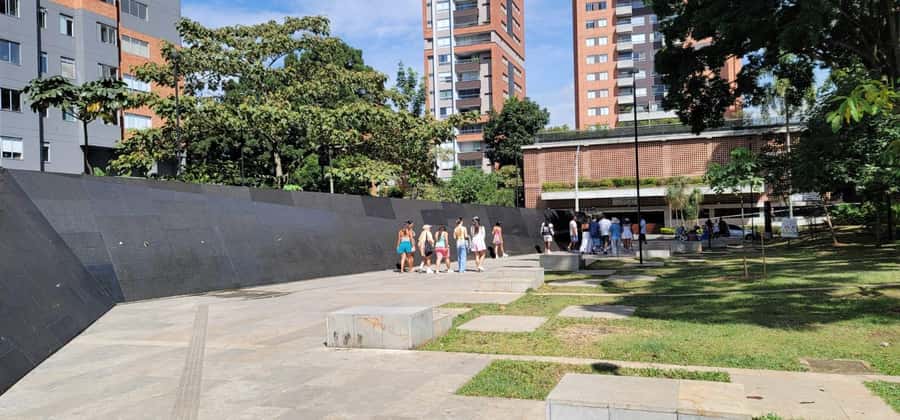 Medellín: Private Pablo Escobar and Comuna 13 Tour - What the private format adds at $81 per person