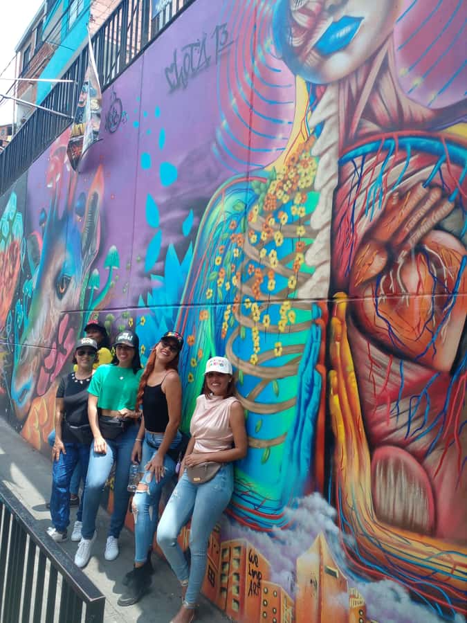 Medellin: Tour Pablo Escobar y Comuna 13 Privado - Comuna 13 brings a different energy
