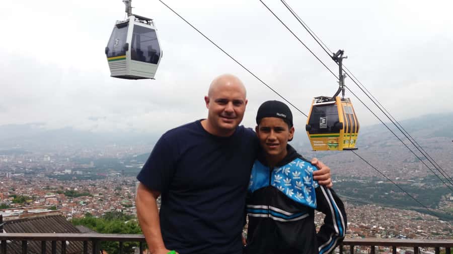Medellín: Walking Tour with Cable Car and Botero Plaza - Why this tour gives you two Medellíns