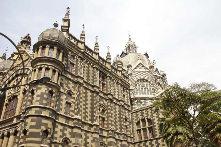 Medellín: Walking Tour with Cable Car and Botero Plaza - What the guide and vehicle add