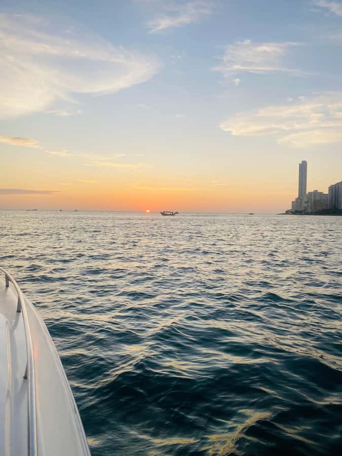 Nightlife: sunset boat party + tour of the old town - Getsemaní by color, art, and music
