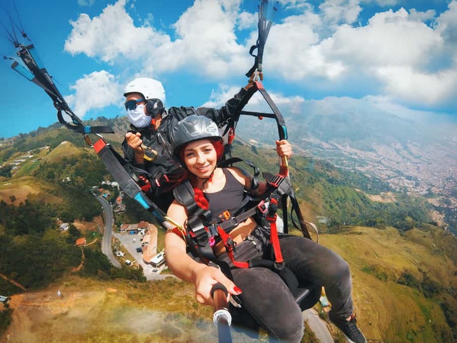 Paraglide over beautiful Medellin - Why the Medellín view is worth the climb
