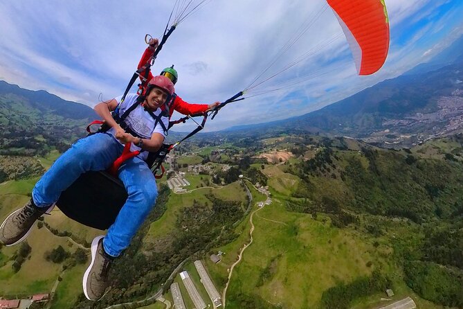 Paragliding flight in Medellin with expert pilots - The views are the main event