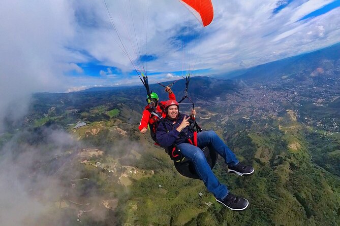 Paragliding flight in Medellin with expert pilots - Safety, comfort, and the adrenaline question
