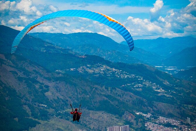 Paragliding flight in Medellin with expert pilots - Photos, videos, and what is not included