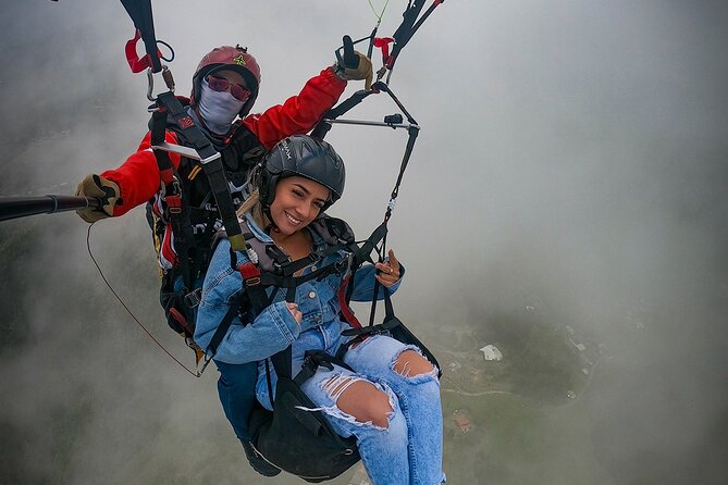 Paragliding flight in Medellin with expert pilots - Launching into the Medellín sky