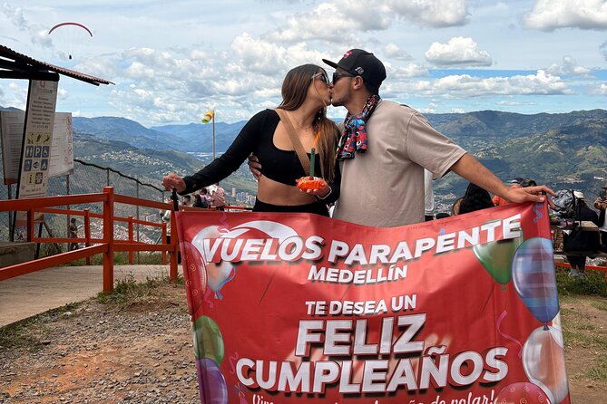 Paragliding in Medellin. - Juan, the team, and the human side of the flight