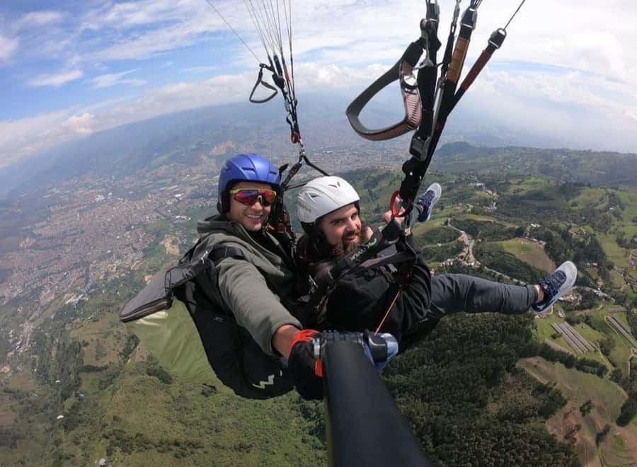 Paragliding Medellin with Transportation and free Videos - Preparing for a first paragliding flight