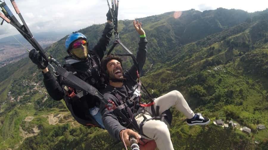 Paragliding Medellin with Transportation and free Videos - The pilot makes the difference