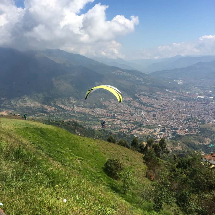Paragliding the Andes from Medellín - Who will enjoy this most