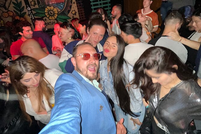 Party Crawl: 6 Nightclubs, DiscoTruck, AfterParty, 1h Openbar pub - Riding Bogotá in a Chiva Rumbera