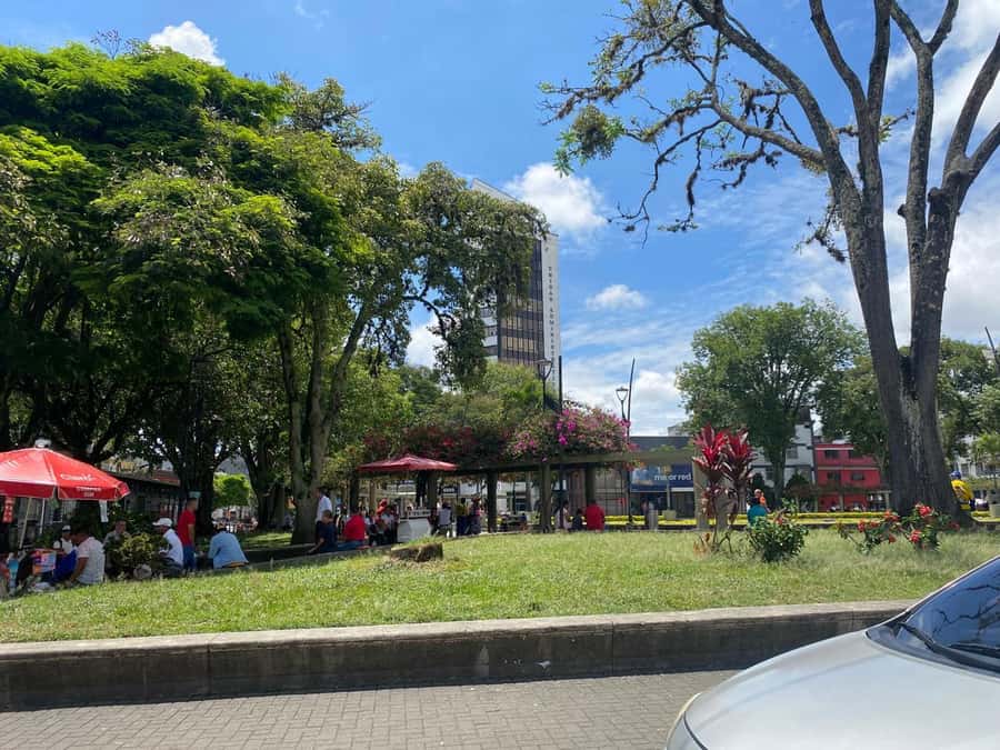 PEREIRA: PRIVATE TOUR OF MAIN SQUARES, HISTORICAL SITES + LOOKOUT POINT - El Lago Park and Claret Church