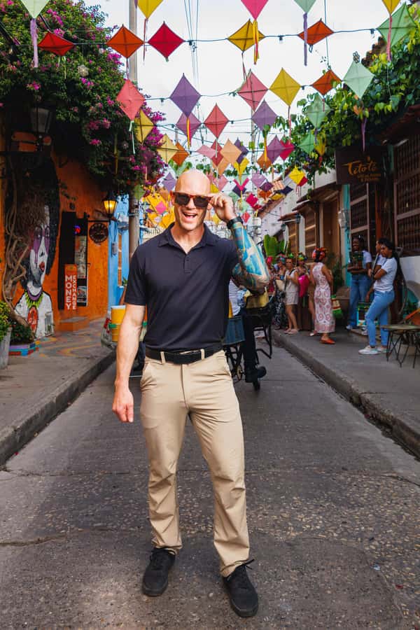 photo session through the streets of cartagena - Meeting Deyber or German at Plaza de la Trinidad