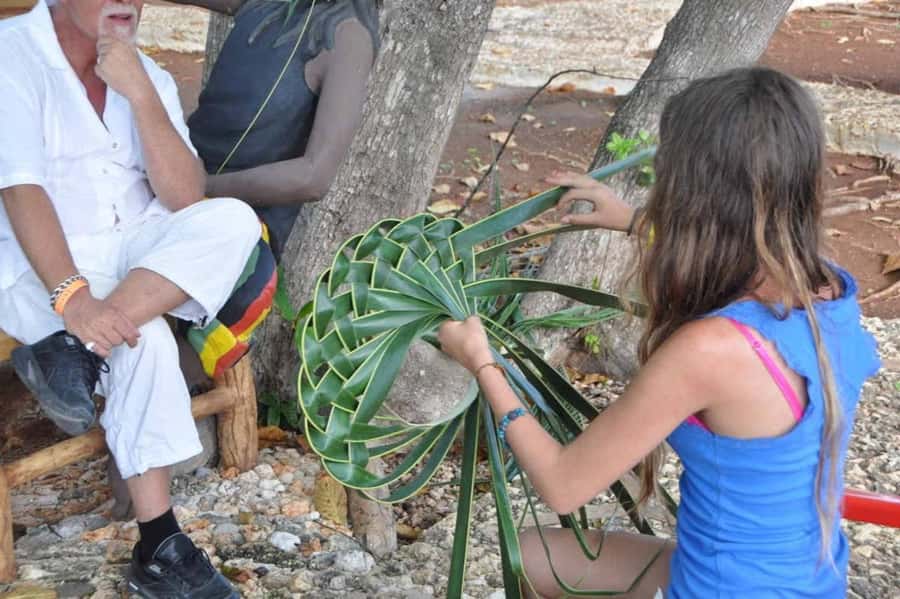 San Andres: Coco Art Workshop - Your turn to weave a San Andrés souvenir