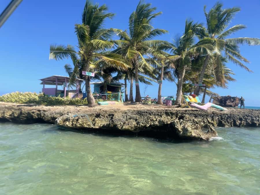San Andrés: Island Pontoon Boat Tour - Cayo Acuario and the appeal of clear water