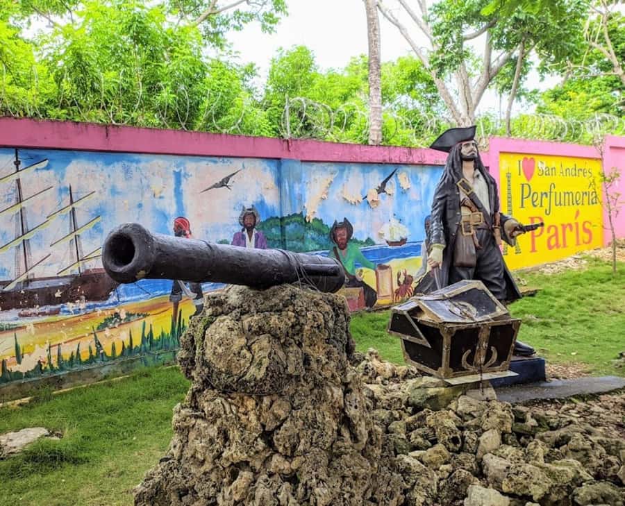 SAN ANDRES: Island Tour by Chiva + Hoyo Soplador - What the chiva tour gives you for $30