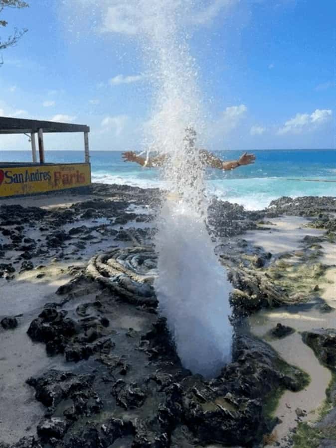 SAN ANDRES: Island Tour by Chiva + Hoyo Soplador - Casa Isleña Museum and the island’s older way of life