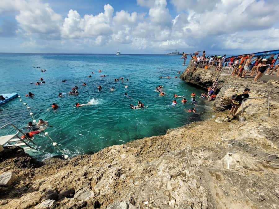 SAN ANDRES: Island Tour by Chiva + Hoyo Soplador - Hoyo Soplador only works with the right waves