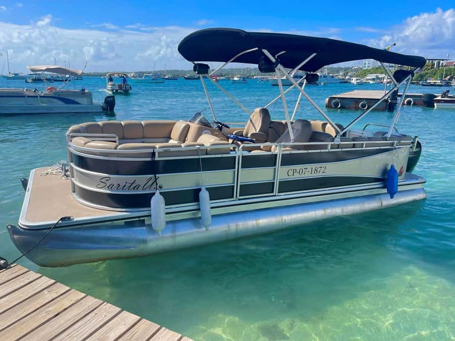 San Andres Island Tour In Shared Pontoon - San Andrés by pontoon, with the bay as the star