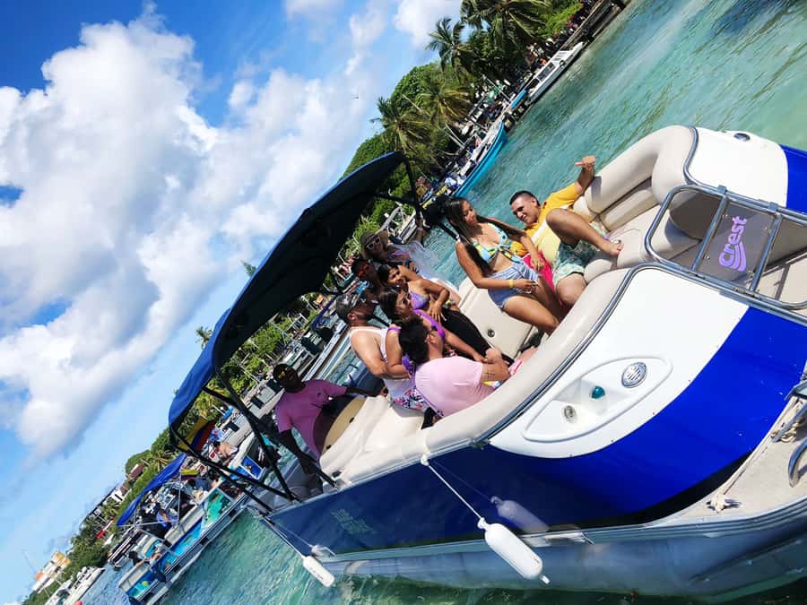 San Andres: Private Boat Trip with Aquarium and Beach Stops - White Watta Beach and floating bars