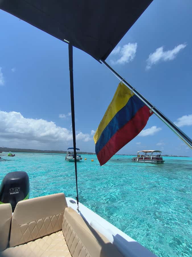 San Andres: Private San Andres Bay Tour by Luxury Speedboat - Lunch and coral sand at the cays