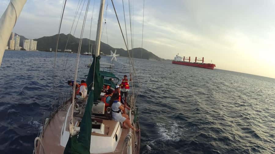 Santa Marta Bay: Sunset on a sail boat - The 5pm departure and first hour on the bay