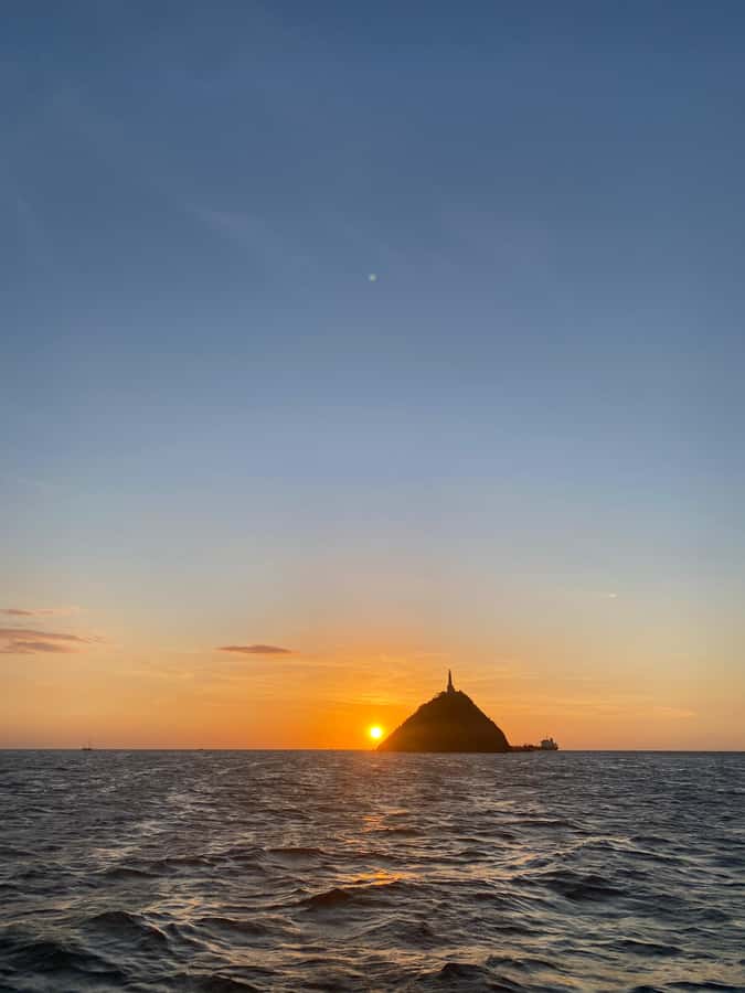 Santa Marta Bay: Sunset on a sail boat - A small group with a social feel
