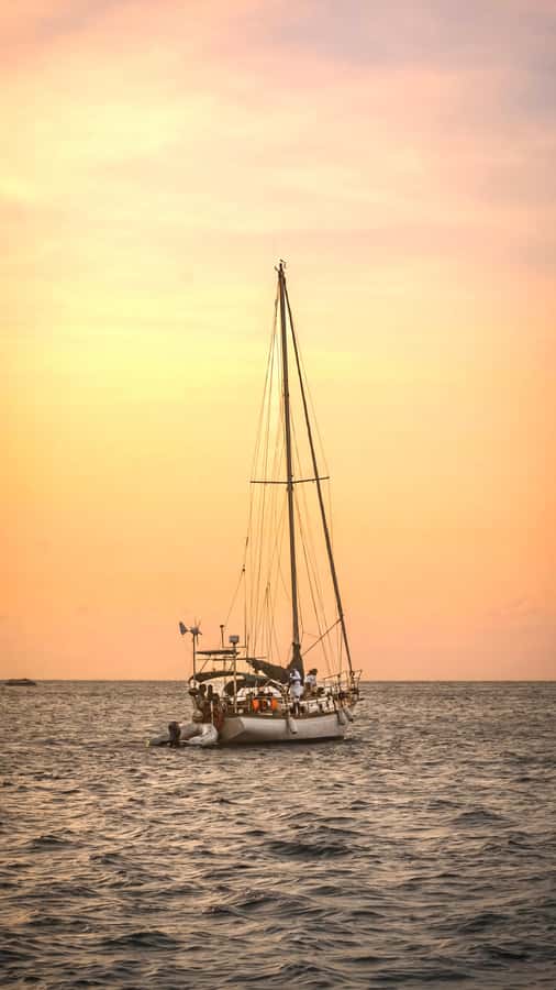Santa Marta Bay: Sunset on a sail boat - What the evening feels like in practice