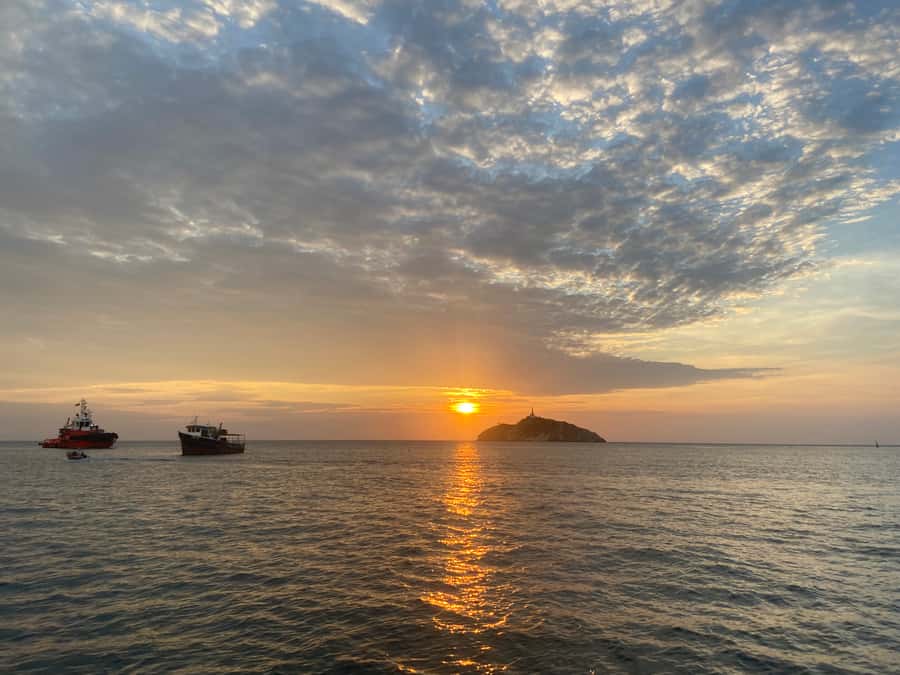 Santa Marta: Sunset Cruise Around the Bay - Meeting at Serena Bistro and walking to the marina