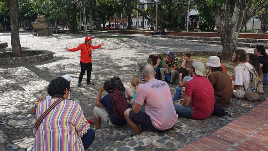 Shared Tour Cali's Salsa, Graffiti & Resistance Experience - Cult salsa bars and advice for your evening
