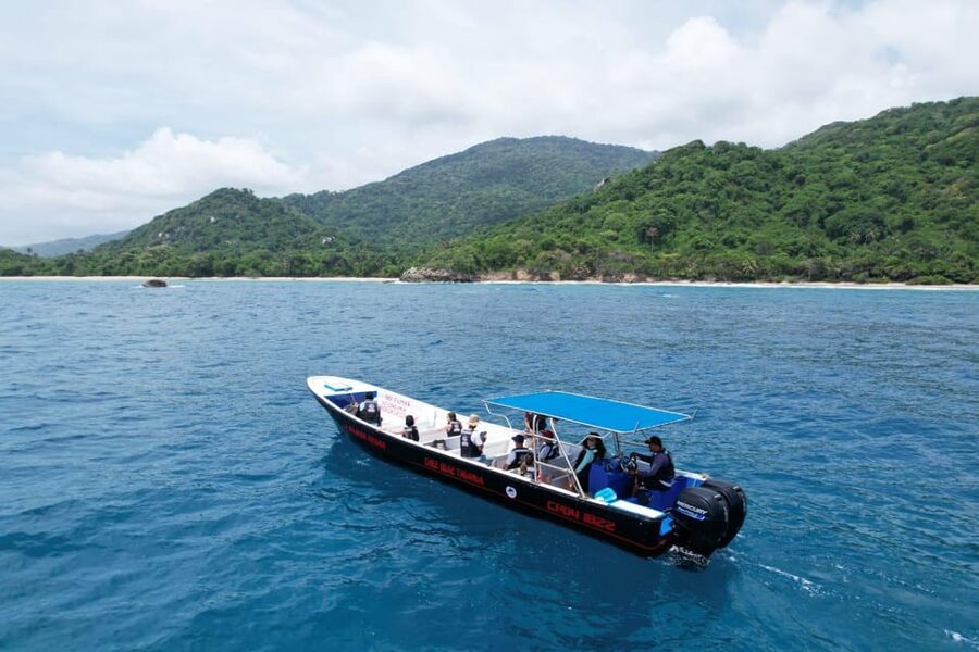 SPEEDBOAT TOUR TO TAYRONA CRISTAL BEACH - Snorkeling and the coral area
