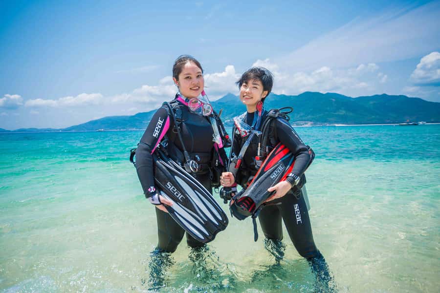 Tayrona National Park: Scuba Diving Tour for Beginners - Entering the calm water of Tayrona
