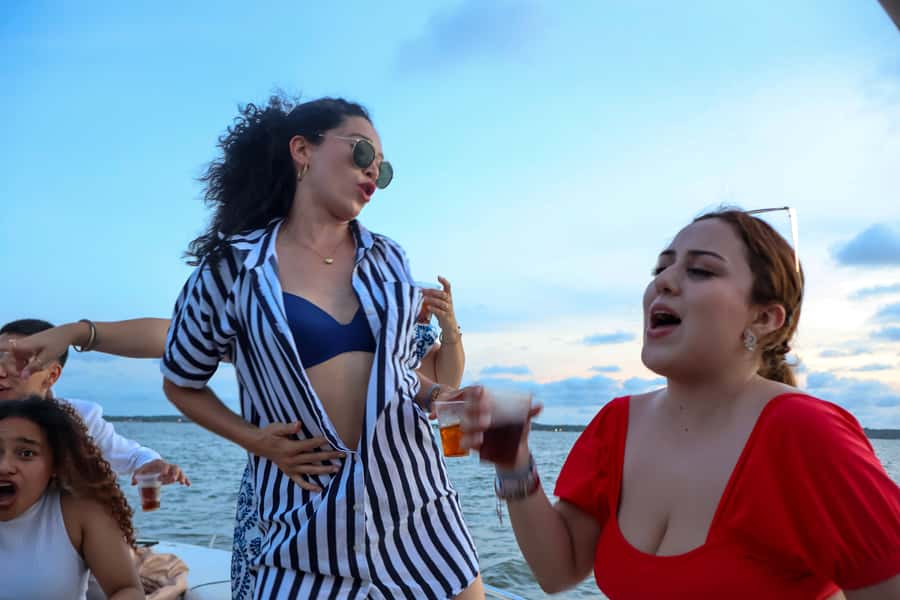 The best sunset tour in the bay: Open bar party & fun - Three hours around Cartagena Bay