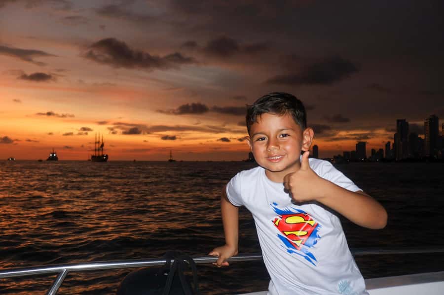 The best sunset tour in the bay: Open bar party & fun - Crossover music and dancing on deck