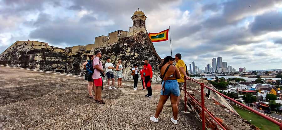 Tour Compartido al Castillo San Felipe de Barajas Cartagena - Reading the streets between the square and the fortress