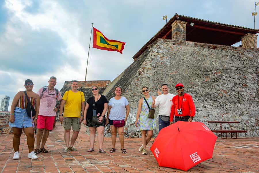 Tour Compartido al Castillo San Felipe de Barajas Cartagena - Reaching the Hill of San Lázaro