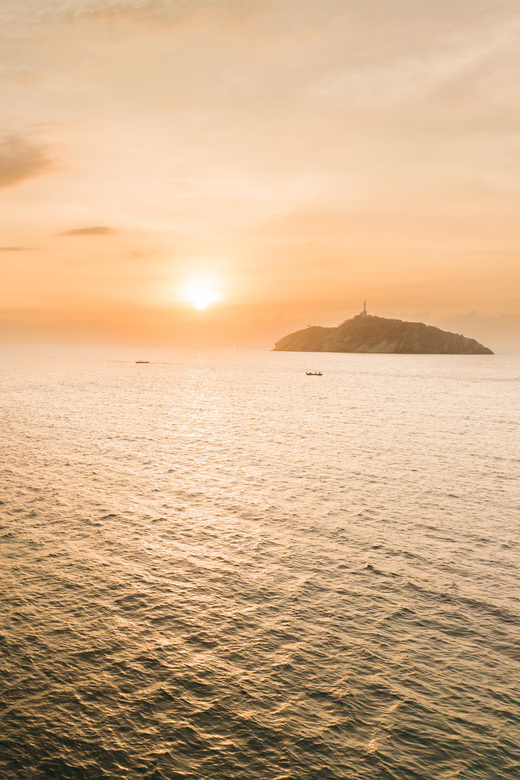Tour en Velero a Bahía Concha Parque Tayrona - Swimming, snorkeling, and paddleboarding