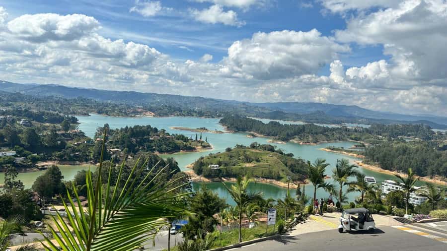 Tour Guatapé con visita a Granja de las Llamas y las Alpacas - Lunch and a colorful hour in Guatapé
