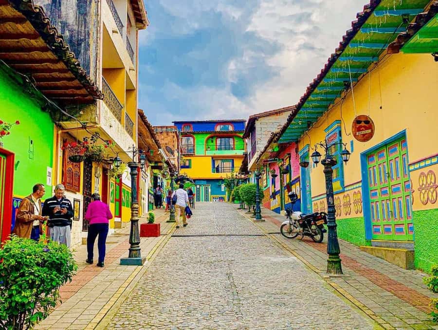 Tour Guatapé - Piedra del Peñol with departure from Medellín - A farm stop near Marinilla adds a rural pause