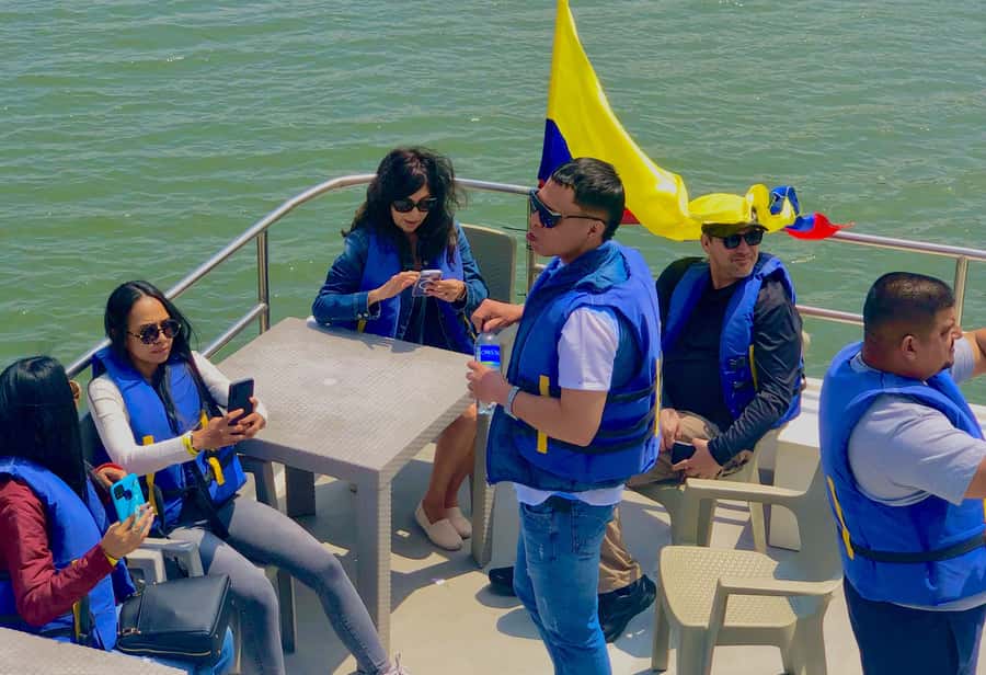 Tour Guatapé - Piedra del Peñol with departure from Medellín - The reservoir cruise gives your legs a rest
