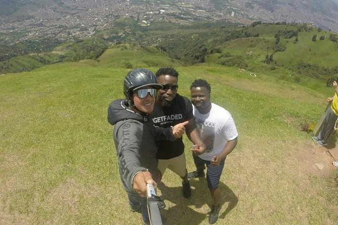Tour Paragliding - Leaving Medellín for the launch area