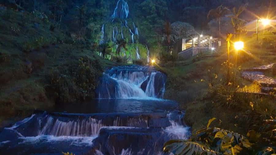 Tour Santa Rosa hot springs from Pereira, Armenia or Salento - The waterfall and mountain setting