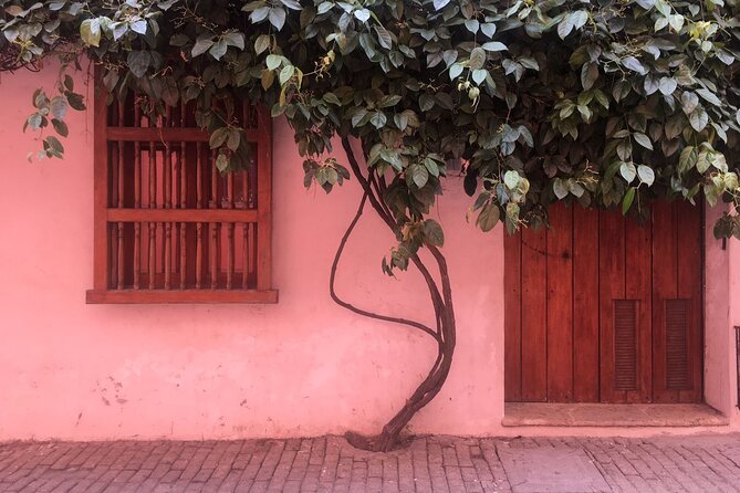 Walking Tour Cartagena Old City with Gold Museum and Plaza de Bolivar - Plaza de Bolívar and Cartagena’s changing names