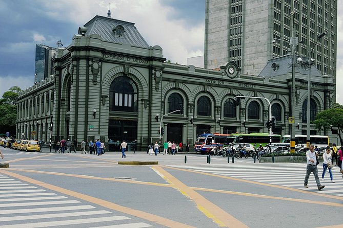 Walking tour downtown Medellín - Plaza Cisneros and the city of light